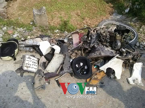 Tàu hỏa vò nát xe máy, hai người nguy kịch